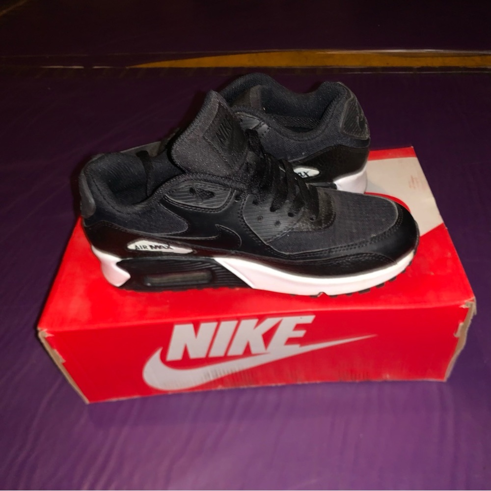 Nike Air Max 90
Women's Shoes